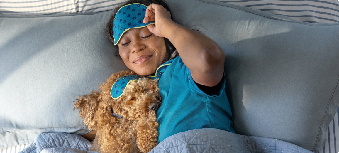 Chien se reposant avec son maître sur son lit